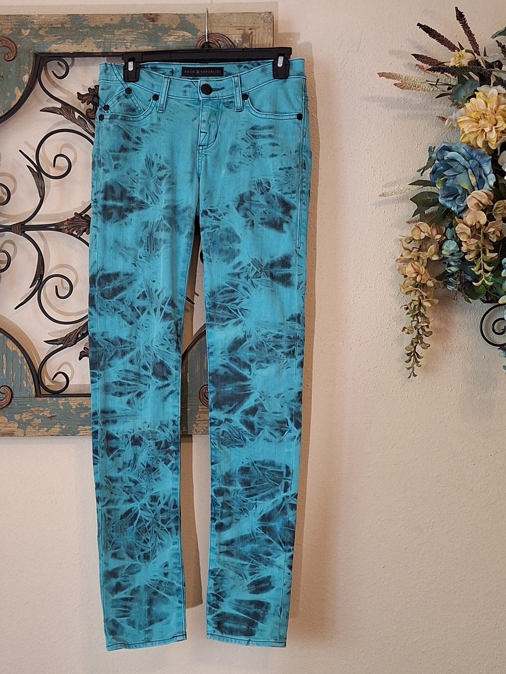 Rock & Republic Turquoise and Black Tie-Dye Skinny Jeans. Size 2